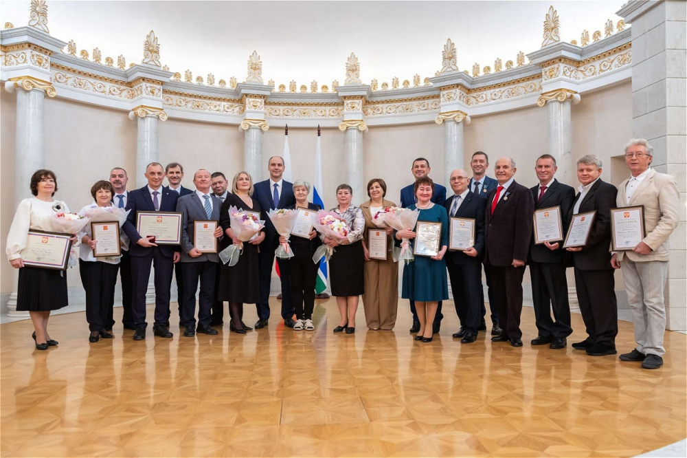 Первоуральские металлурги удостоены наград президента | 19 сотрудников ПНТЗ в Первоуральске получили награды президента