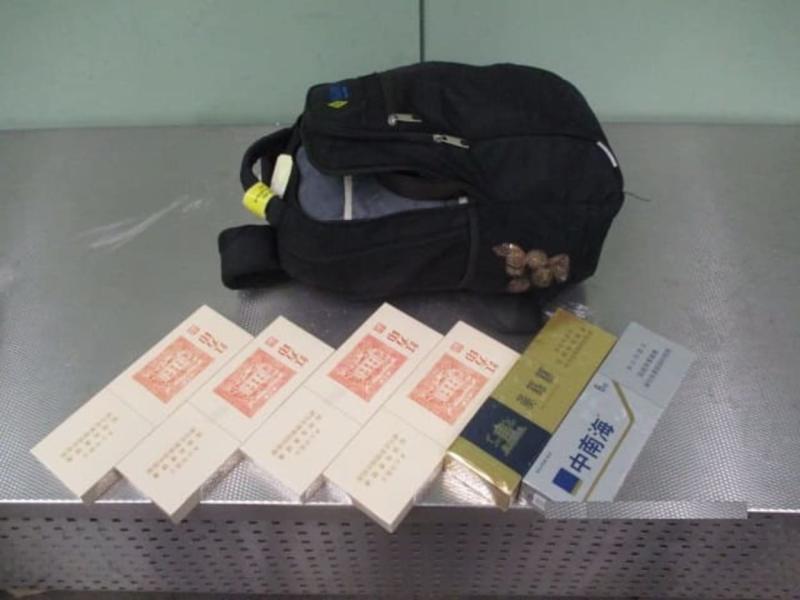 Самое крупное изъятие сигарет в Кольцово — пассажиры из Пекина везли 12 блоков табака | В Кольцово задержали двух китайских пассажиров с 12 блоками сигарет