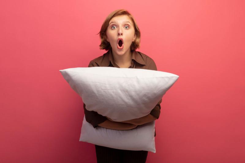 Роскачество выявило фальсифицированные пухо-перьевые подушки: опасность для здоровья | Все проверенные российские пухо-перьевые подушки оказались фальсификатом