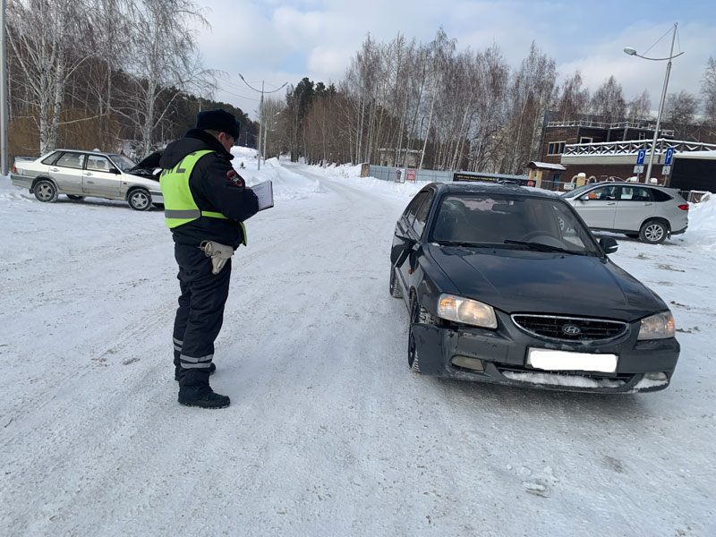 Подросток пострадал в ДТП на парковке в Заречном | В Заречном автомобиль сбил подростка на парковке