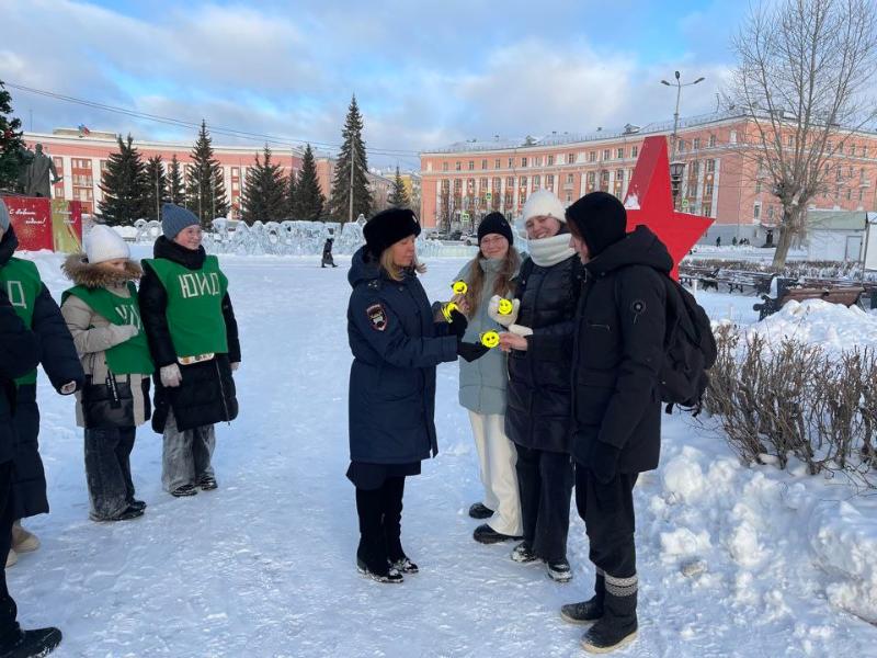 ГАИ Свердловской области проводит акцию «Безопасная зима» | Уральские инспекторы ГАИ рассказывают детям и взрослым о правилах безопасности в зимнее время