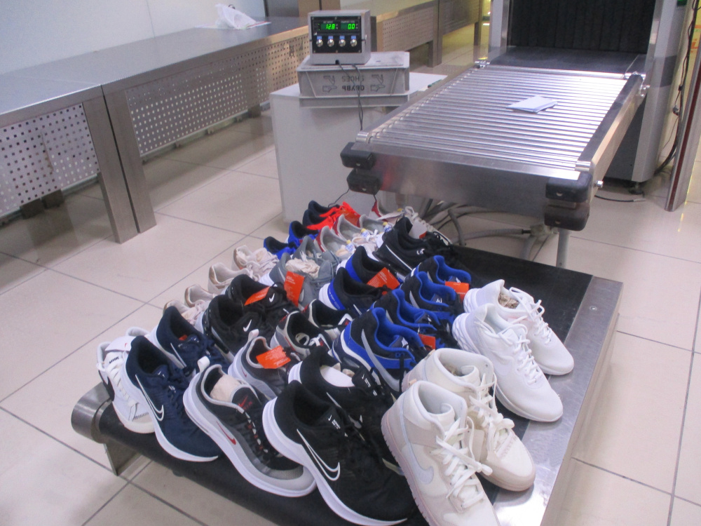 В Кольцово задержали пассажира с наркотическим веществом в курительной трубке и партией кроссовок известного спортивного бренда | На Урале задержали пассажира с наркотическим веществом в курительной трубке и партией кроссовок известного спортивного бренда В Кольцово задержали пассажира с наркотическим веществом в курительной трубке и партией кроссовок известного спортивного бренда | На Урале задержали пассажира с наркотическим веществом в курительной трубке и партией кроссовок известного спортивного бренда