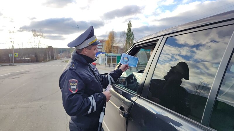 Уральские сотрудники ГАИ рассказали водителям, как безопасно управлять автомобилем зимой | Свердловским водителям напомнили, как управлять машиной в непогоду