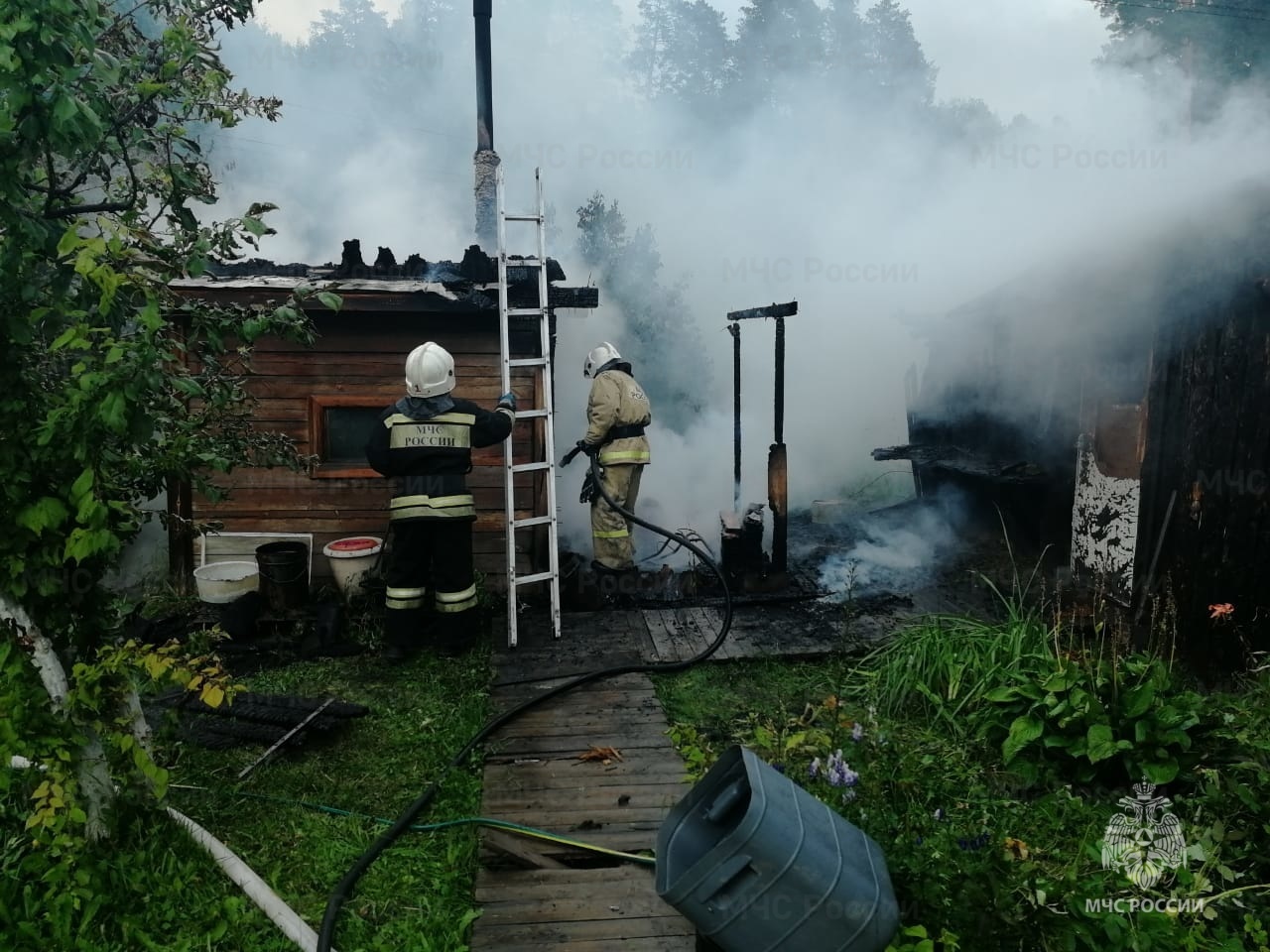 В Билимбае огонь повредил баню В Билимбае огонь повредил баню
