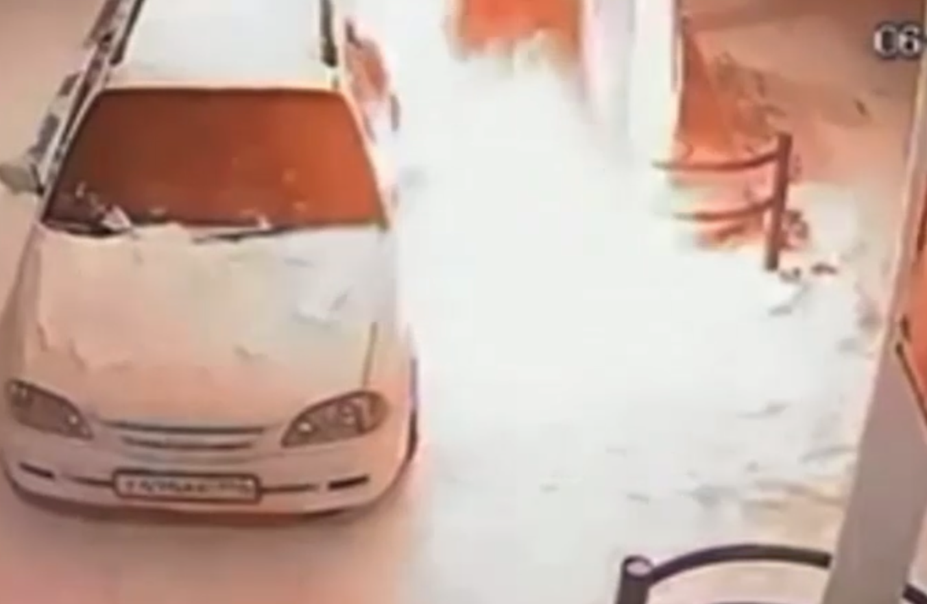 Необычный подход к проверке бензина: На Урале водитель использовал зажигалку и поджёг заправку