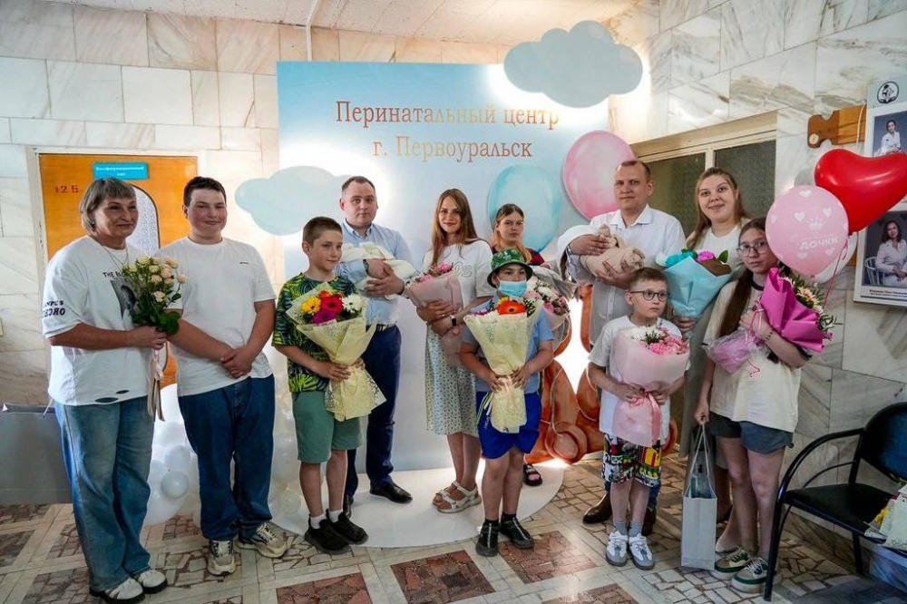 Глава Первоуральска поздравил местных жителей с Днем защиты детей и пригласил их в Театральный парк | В День защиты детей глава Первоуральска поздравил новоиспеченных родителей в роддоме Глава Первоуральска поздравил местных жителей с Днем защиты детей и пригласил их в Театральный парк | В День защиты детей глава Первоуральска поздравил новоиспеченных родителей в роддоме