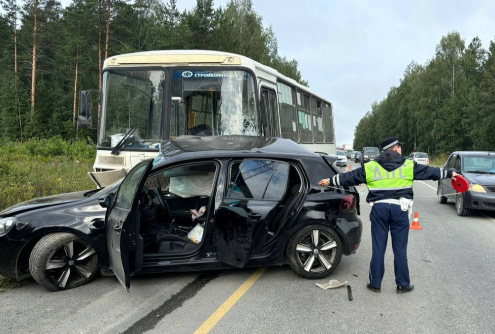 Под Первоуральском пассажирский автобус с десятью людьми столкнулся с легковым автомобилем | На Урале в ДТП столкнулись пассажирский автобус и легковушка 