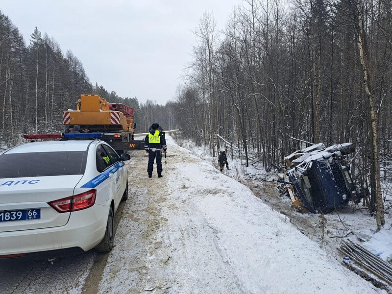 На трассе в Свердловской области «Камаз» попал в ДТП | В Свердловской области перекрыли трассу из-за грузовика, съехавшего в кювет
