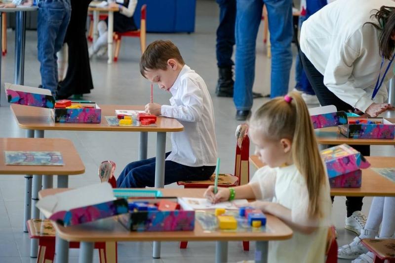 Около 500 юных гениев Свердловской области приняли участие в первоуральском марафоне  | В Первоуральске прошел марафон «Маленькие гении», который собрал более 500 участников