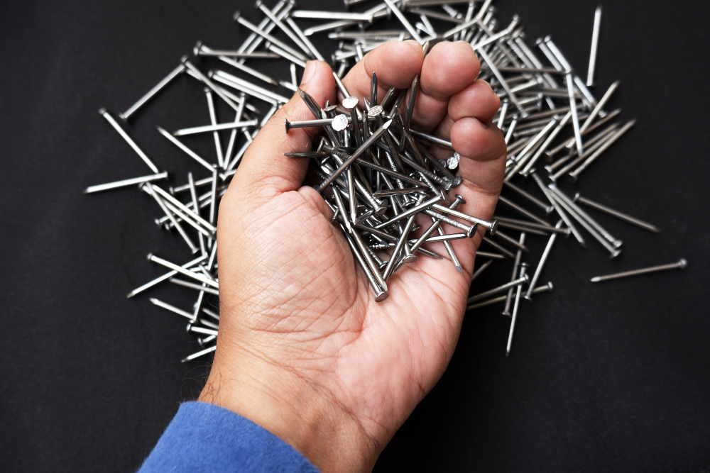 Первоуральские активисты заявили, что снос здания на Ватутина проходит с нарушением закона | Первоуральцы перекрыли дорогу из-за сброса строительного мусора