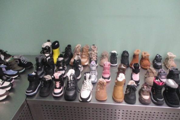 «Друг попросил»: свердловские таможенники остановили иностранца с 65 образцами обуви | На Урале таможенники обнаружили у мужчины 59 штук обуви на правую ногу и 6 – на левую