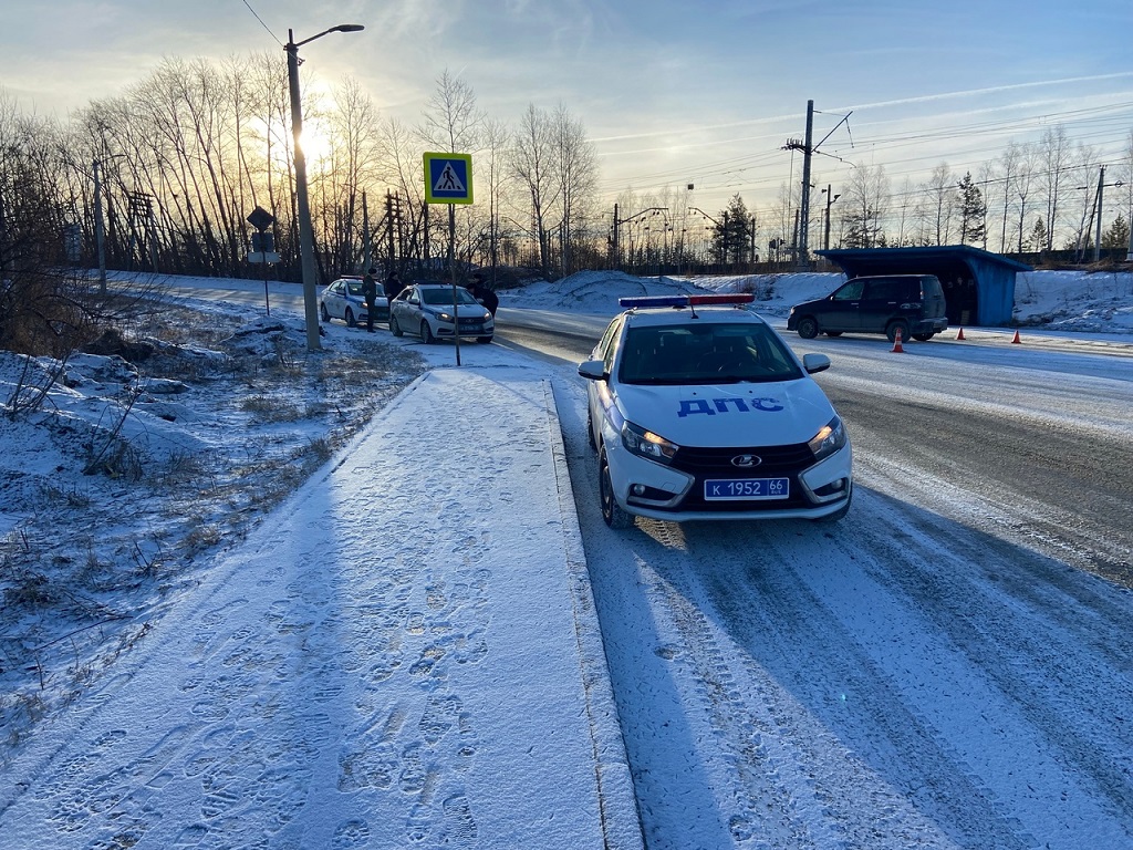 В Первоуральске автомобиль наехал на девушку В Первоуральске автомобиль наехал на девушку