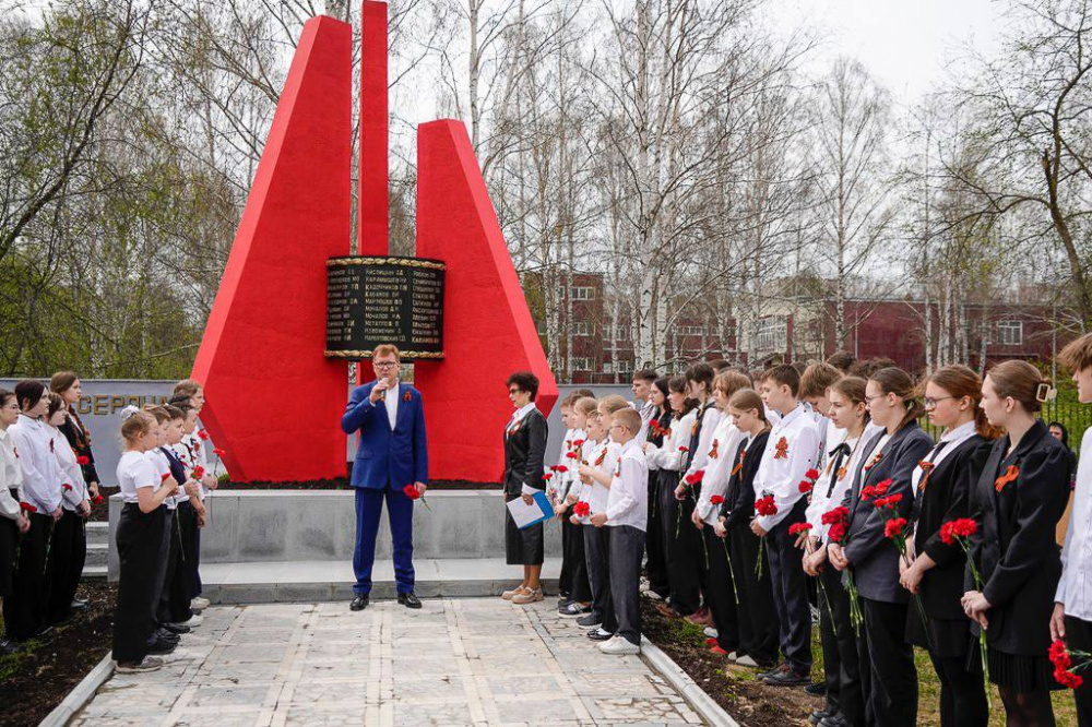 В Первоуральске открыли обновленный мемориал в память о тех, кто ушел на фронт в годы войны | На Урале обновили мемориал учителям и выпускникам школы, ушедшим на фронт в годы войны В Первоуральске открыли обновленный мемориал в память о тех, кто ушел на фронт в годы войны | На Урале обновили мемориал учителям и выпускникам школы, ушедшим на фронт в годы войны