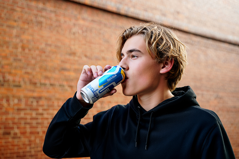 До 500 тысяч рублей за энергетики: Путин подписал закон о запрете продажи напитков  | Штрафы за продажу энергетиков детям достигли полумиллиона рублей  