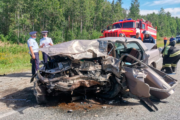 В Первоуральске сотрудники ГИБДД устанавливают обстоятельства ДТП, в результате которого один человек погиб и пятеро пострадали
