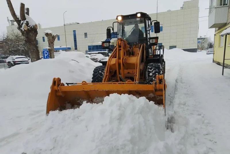 Свердловчанам рассказали о наказании УК за снег во дворах | Жители Свердловской области могут пожаловаться на снег через «Госуслуги Дом»