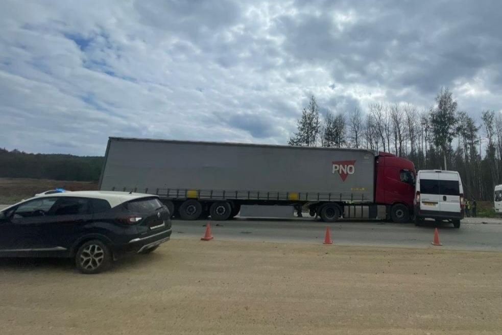 Госпитализирован в больницу Первоуральска: водитель легкового автомобиля въехал в грузовик | Под Первоуральском организовали реверсивное движение из-за ДТП Госпитализирован в больницу Первоуральска: водитель легкового автомобиля въехал в грузовик | Под Первоуральском организовали реверсивное движение из-за ДТП