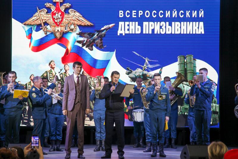 В Первоуральске прошло мероприятие в честь Дня призывника | Первоуральцы отметили День призывника