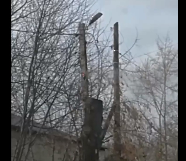 В Первоуральске на фонарном столбе произошло короткое замыкание В Первоуральске на фонарном столбе произошло короткое замыкание