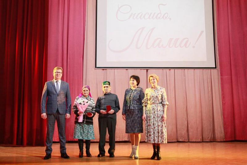 Первоуральских матерей наградили Знаками отличия | В Первоуральске отметили День матери Первоуральских матерей наградили Знаками отличия | В Первоуральске отметили День матери