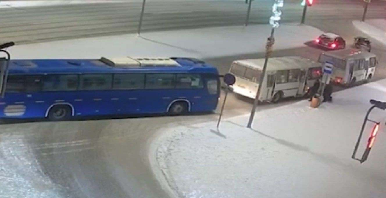 Инцидент в Первоуральске: водитель автобуса оставил ребенка на остановке в мороз. Видео