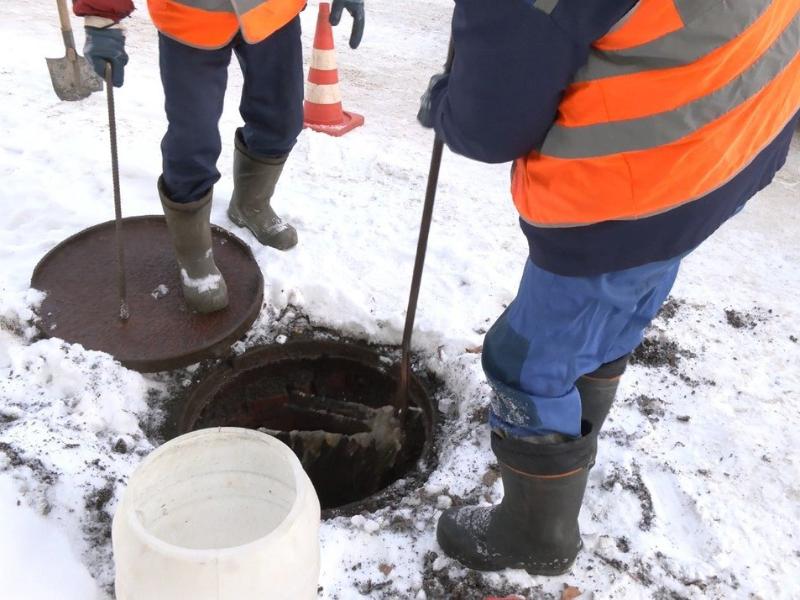 Сотрудники «Водоканала» установили в Первоуральске 44 ловушки от засоров | Первоуральские сотрудники «Водоканала» поставили ловушки на сетях водоотведения