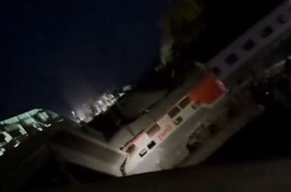 Два моста обрушились в Курской и Брянской областях: сообщается о 47 пострадавших, 7 погибших | В Брянской области в результате обрушения моста пострадали пассажиры поезда Два моста обрушились в Курской и Брянской областях: сообщается о 47 пострадавших, 7 погибших | В Брянской области в результате обрушения моста пострадали пассажиры поезда