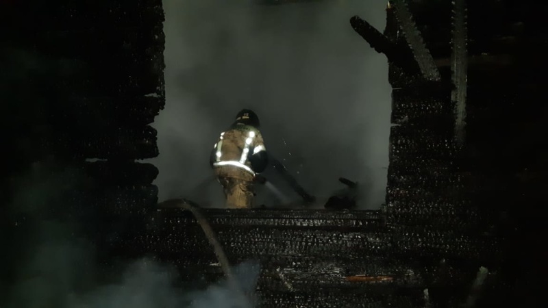 Ночью под Первоуральском сгорели баня и частный жилой дом на двух хозяев