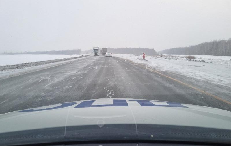ГИБДД предупредила о сложной ситуации на трассе «Екатеринбург — Тюмень» из-за снега | На Урале предупредили об осложнении дорожной обстановки на Тюменском тракте