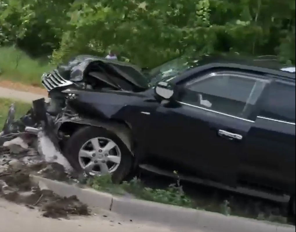 В Первоуральске «Лексус» протаранил столб В Первоуральске «Лексус» протаранил столб