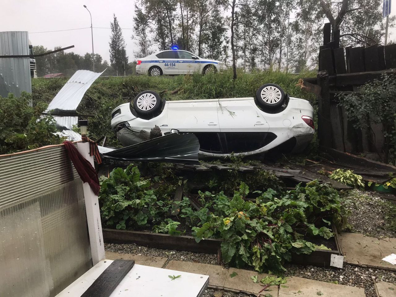  В Первоуральске Volkswagen Polo под управлением женщины врезался в ограждение и опрокинулся 