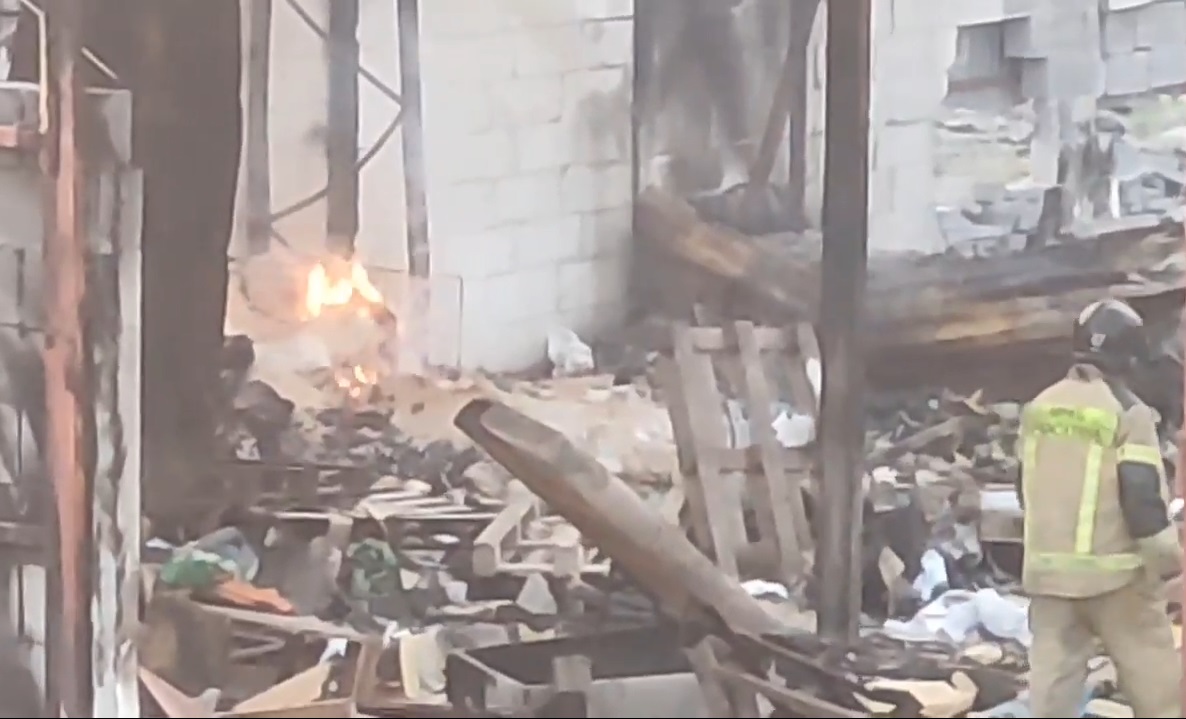 В Первоуральске на месте магазина «Доброцен» произошёл пожар В Первоуральске на месте магазина «Доброцен» произошёл пожар