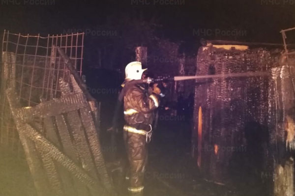 Накануне вечером в поселке под Первоуральском сгорел частный дом Накануне вечером в поселке под Первоуральском сгорел частный дом