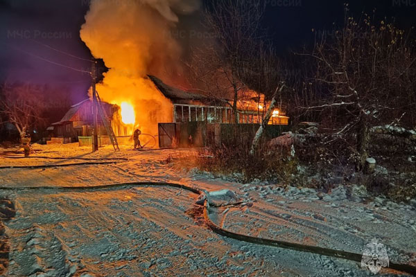 В селе под Первоуральском в крупном пожаре сгорел строящийся жилой дом