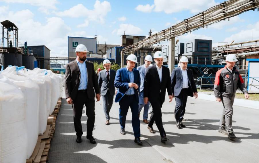 Заместитель министра промышленности и торговли РФ проверил работу двух первоуральских заводов | Заместитель министра промышленности и торговли РФ посетил два первоуральских завода