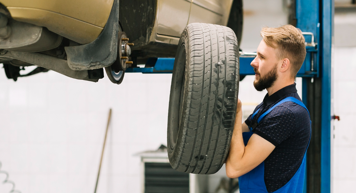 Жаль, раньше не знал этот трюк: зачем водители со стажем кладут мел на шины перед балансировкой