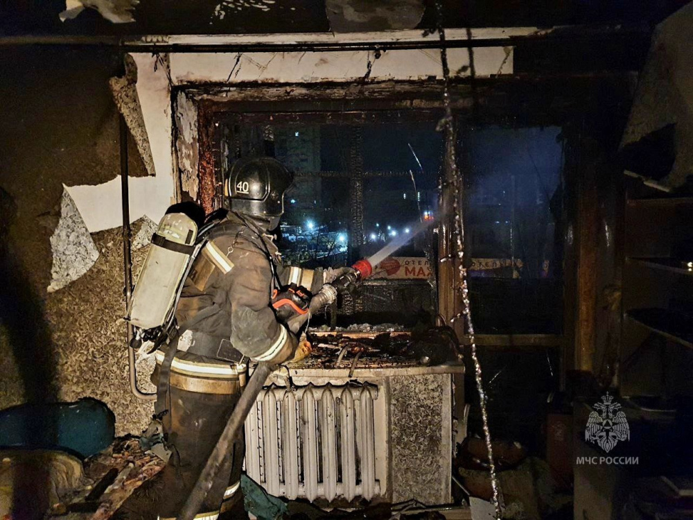 Пожарные спасли 14 человек при пожаре в Тюмени. | В Тюмени спасатели эвакуировали из горящего дома 14 человек.