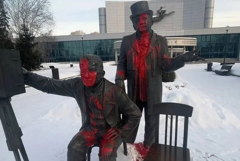 54-летняя женщина облила краской памятник братьям Люмьер в Екатеринбурге | В Екатеринбурге раскрыли вандала, испортившего памятник братьям Люмьер