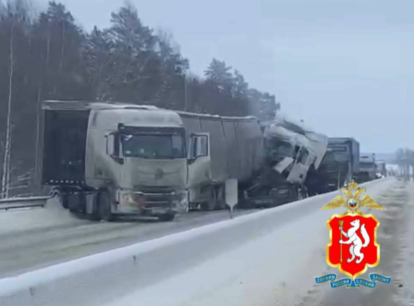 На Пермском тракте врезались два грузовика: движение временно ограничили | На Пермском тракте ограничили движение из-за аварии