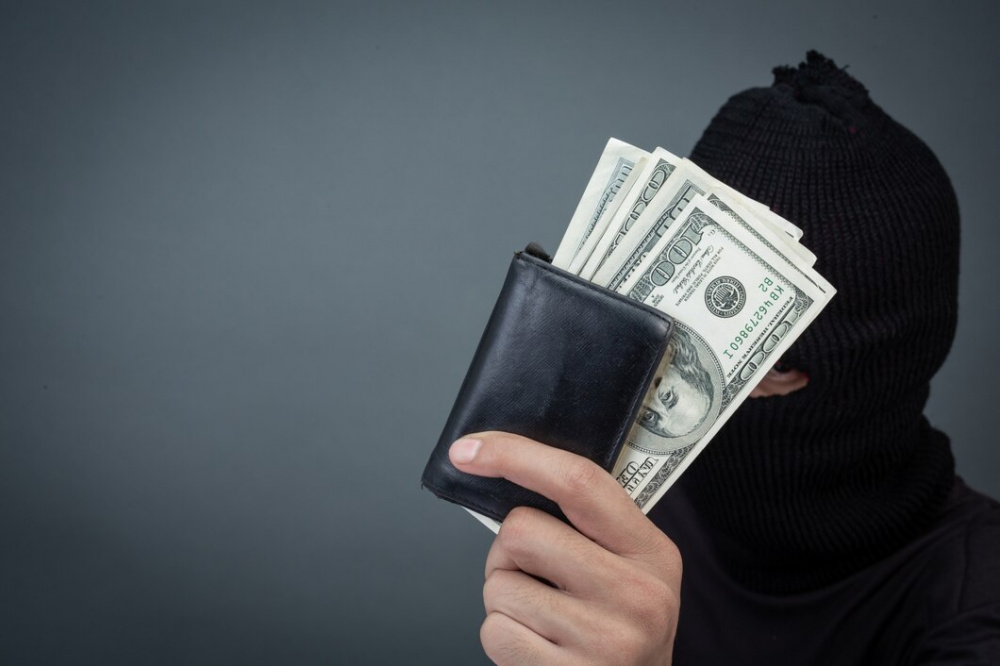 Обманула пенсионерку и сбежала: мошенница украла у первоуралочки более 200 тысяч рублей | В Первоуральске у пенсионерки украли более 200 тысяч рублей Обманула пенсионерку и сбежала: мошенница украла у первоуралочки более 200 тысяч рублей | В Первоуральске у пенсионерки украли более 200 тысяч рублей