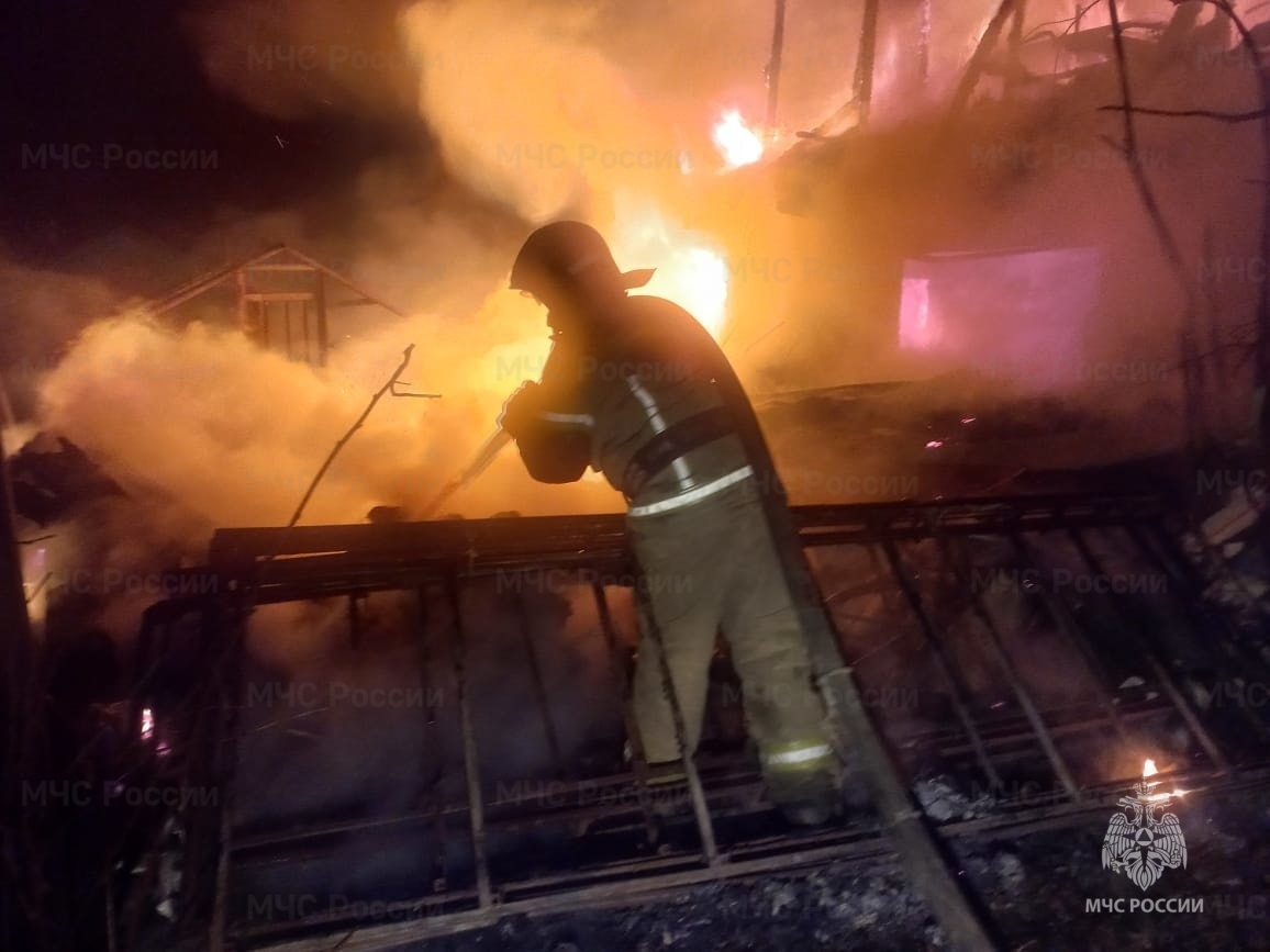 В Первоуральске сгорел ещё один дом В Первоуральске сгорел ещё один дом