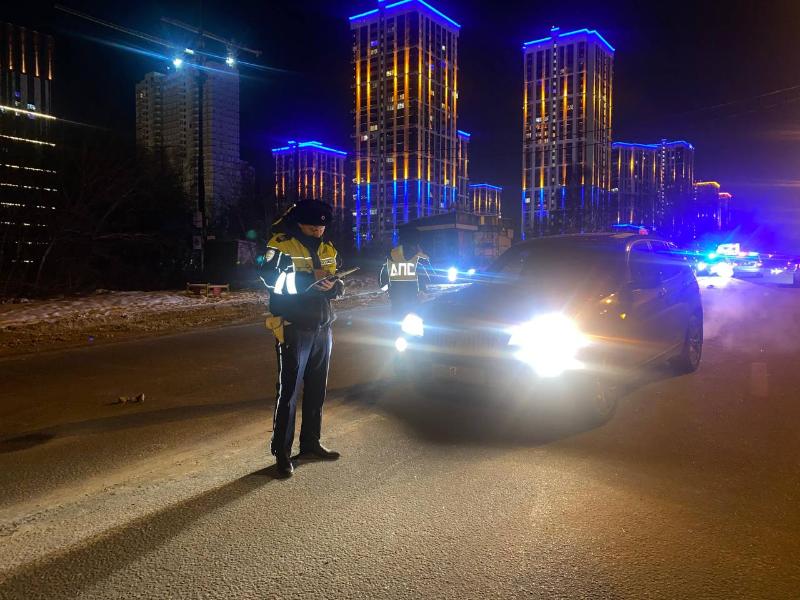 В Екатеринбурге женщина сбила насмерть пешехода | На Урале женщина сбила насмерть пешехода, переходившего дорогу в неположенном месте