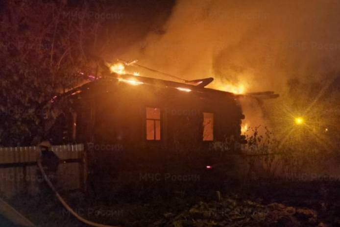 В поселке под Первоуральском сгорел частный жилой дом | На Урале сотрудники МЧС спасли четырех человек в пожаре В поселке под Первоуральском сгорел частный жилой дом | На Урале сотрудники МЧС спасли четырех человек в пожаре