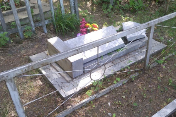 «Они не найдут милости у Бога!» В Первоуральске вандалы разгромили кладбище