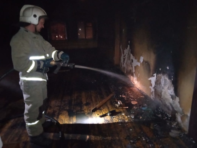 Рано утром в Первоуральске сгорело заброшенное здание