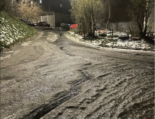 Дворы Первоуральска превратились в каток: местные жители жалуются на затопленные улицы | В Первоуральске затопленные дворы превратились в опасный гололед