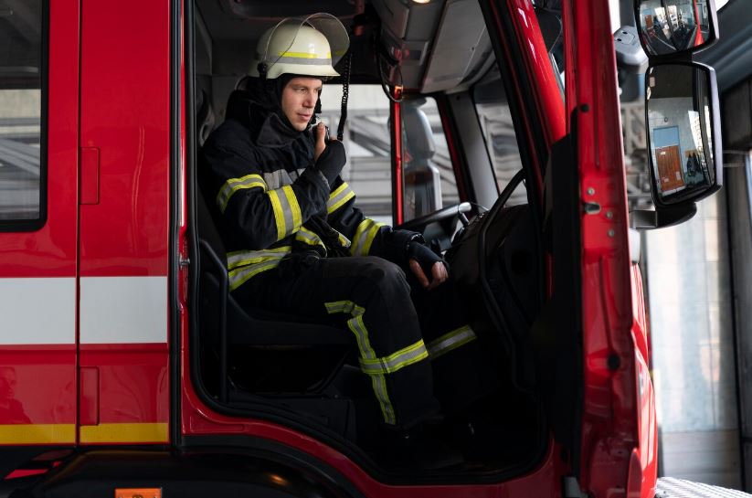 Пожар в Первоуральске: квартира на втором этаже частично сгорела, есть спасённые | В Первоуральске пожар в квартире на 2-м этаже ликвидирован, люди спасены