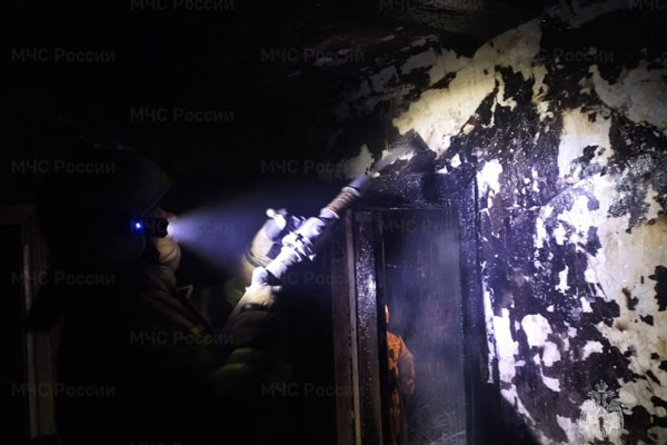 Ночью в поселке под Первоуральском загорелся дом на две семьи