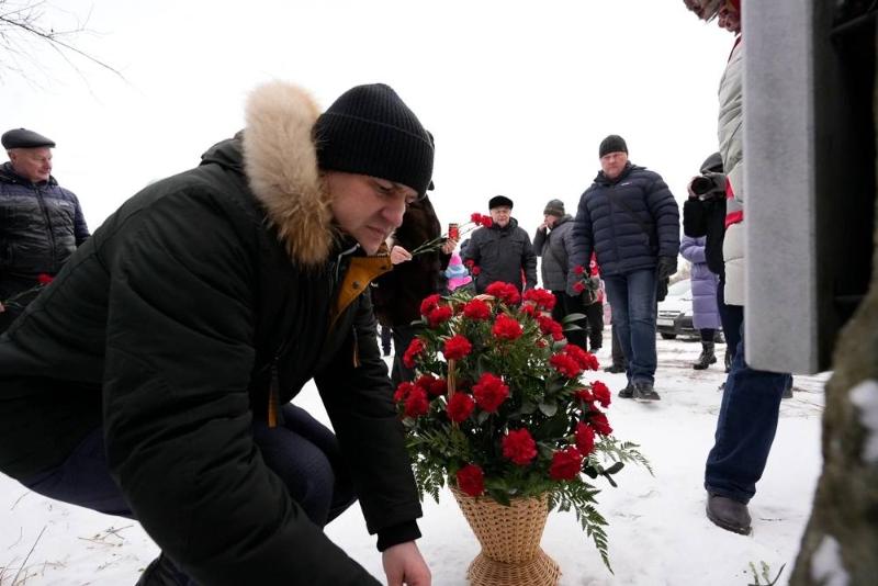 В Первоуральске почтили память погибших при экстренной посадке ТУ-134 | Первоуральцы почтили память погибших при катастрофе на ТУ-134