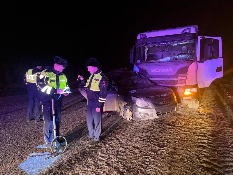 На ЕКАДе водитель Chevrolet погиб при столкновении с грузовиком | На трассе в Свердловской области произошло смертельное ДТП